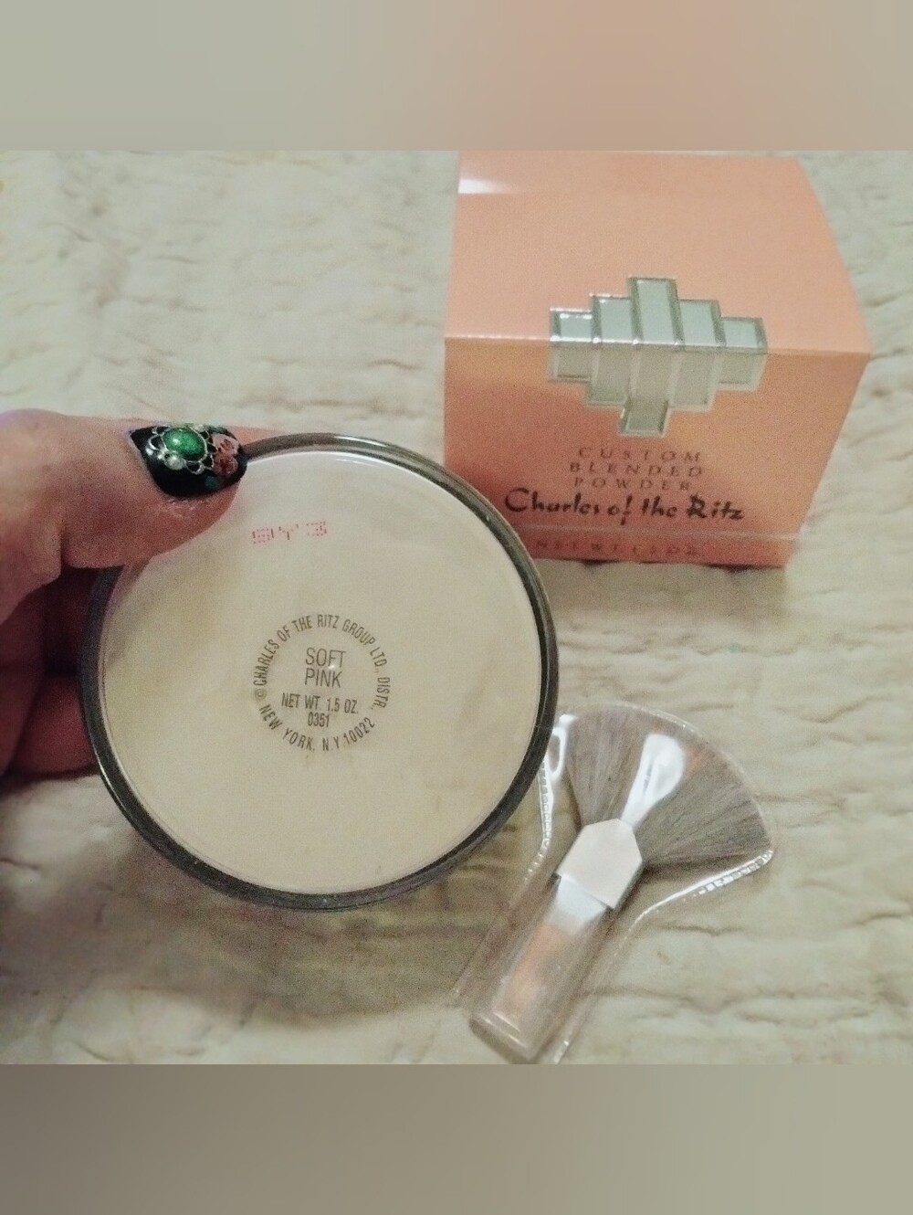 Charles Of The Ritz Soft Pink Translucent Face Powder - Picture 8 of 9